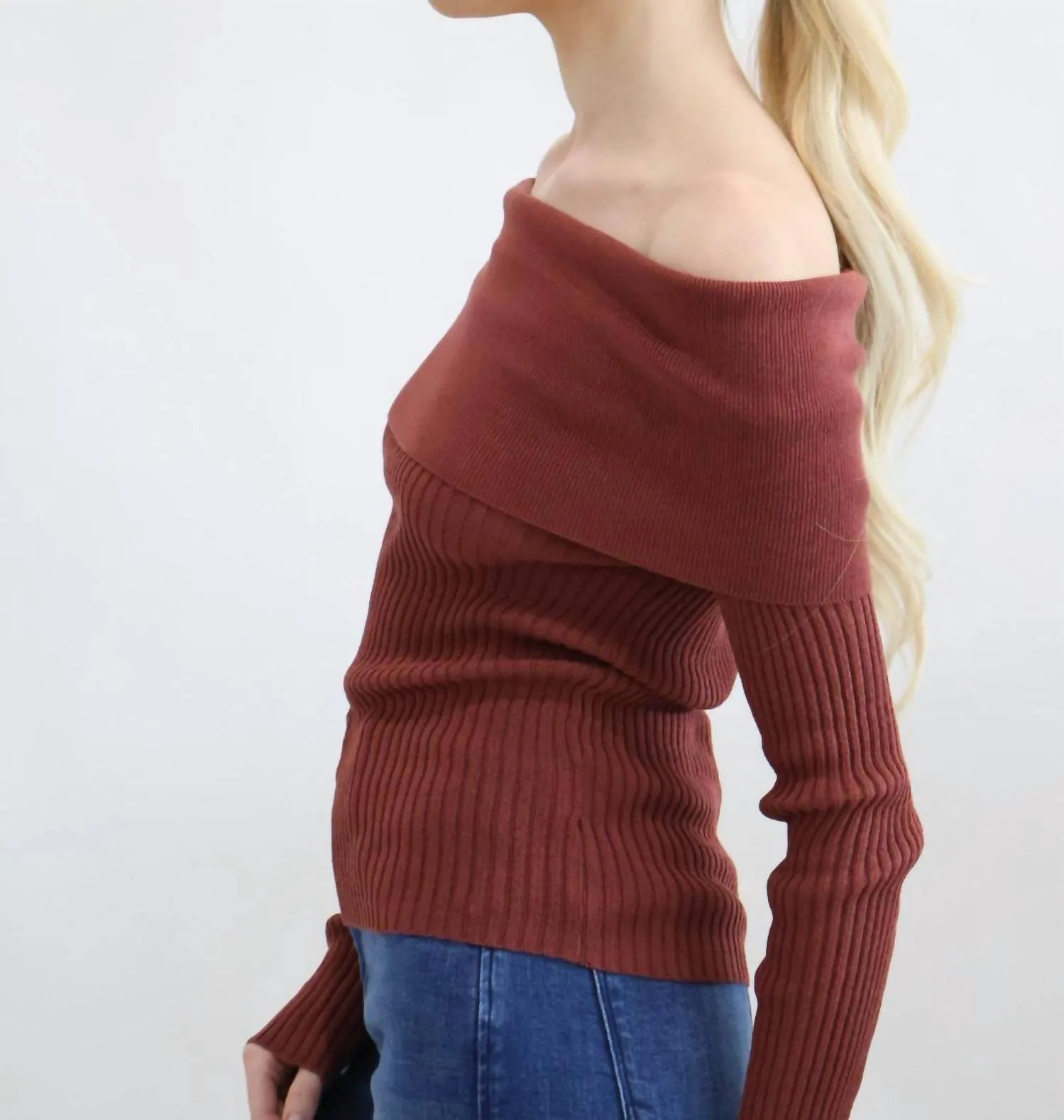 Off The Shoulder Fitted Sweater In Burgundy